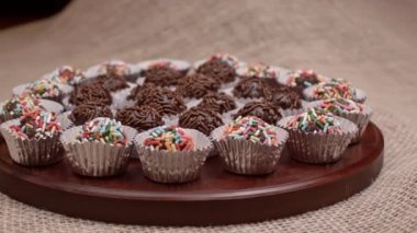 Geleneksel Brezilya parti şekeri, çikolatalı Brigadeiro