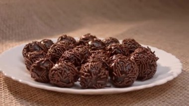 Geleneksel Brezilya parti şekeri, çikolatalı Brigadeiro