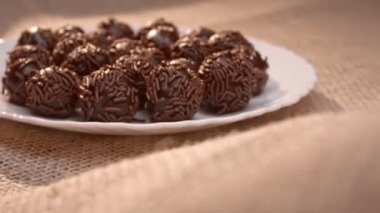 Geleneksel Brezilya parti şekeri, çikolatalı Brigadeiro