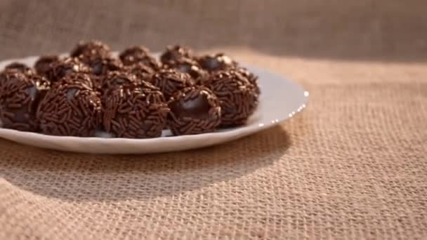 Tradicional Doce Festa Brasileiro Chocolate Brigadeiro — Vídeo de Stock