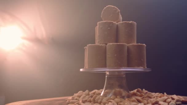 伝統的なブラジルの甘いパオカと呼ばれる ピーナッツ製 — ストック動画