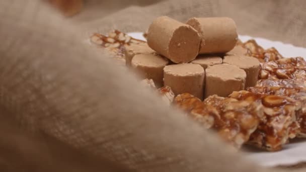 パコカとペペ モレとして知られる伝統的なブラジル菓子 ピーナッツ製 — ストック動画