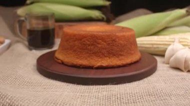 Mısır keki. Arka planda da mısır var.