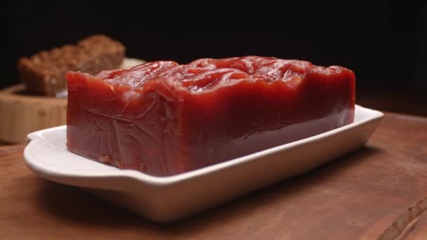 Doce Brasileiro Tradicional Chamado Goiabada — Vídeo de Stock