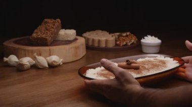 Tarçınlı sütlaç adı verilen geleneksel Brezilya tatlısı.