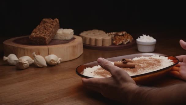 Tradiční Brazilský Sladký Rýžový Pudink Skořicí — Stock video