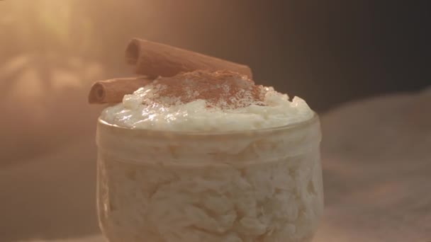 Traditionele Braziliaanse Zoete Genaamd Rijstpudding Met Kaneel — Stockvideo