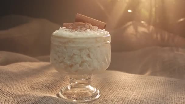 Traditionelle Brasilianische Süßspeise Namens Milchreis Mit Zimt — Stockvideo