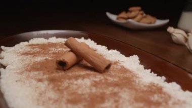 Tarçınlı sütlaç adı verilen geleneksel Brezilya tatlısı.