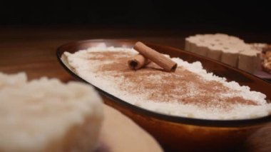 Tarçınlı sütlaç adı verilen geleneksel Brezilya tatlısı.