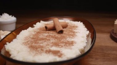 Tarçınlı sütlaç adı verilen geleneksel Brezilya tatlısı.