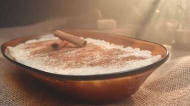 Tarçınlı sütlaç adı verilen geleneksel Brezilya tatlısı.