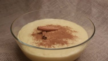 Geleneksel Brezilya tatlısı Curau. Mısırdan yapılmış.