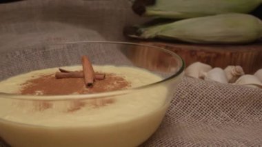 Geleneksel Brezilya tatlısı Curau. Mısırdan yapılmış.