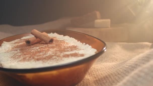 Traditionelle Brasilianische Süßspeise Namens Milchreis Mit Zimt — Stockvideo