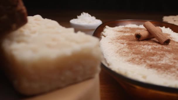 Dulce Brasileño Tradicional Llamado Budín Arroz Con Canela — Vídeos de Stock