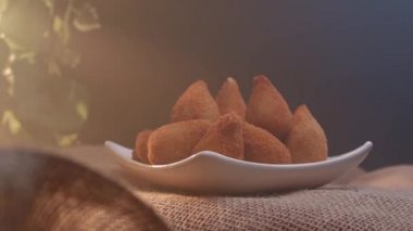 Brezilya 'da geleneksel bir yiyecek olan Coxinha. Tavukla doldurulmuş.
