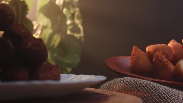 Ein Traditionelles Brasilianisches Essen Namens Coxinha Gefüllt Mit Hühnchen — Stockvideo