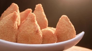 Brezilya 'da geleneksel bir yiyecek olan Coxinha. Tavukla doldurulmuş.