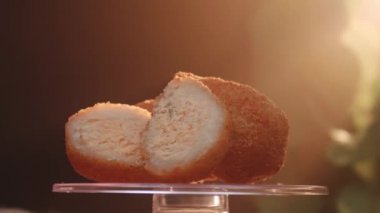 Brezilya 'da geleneksel bir yiyecek olan Coxinha. Tavukla doldurulmuş.