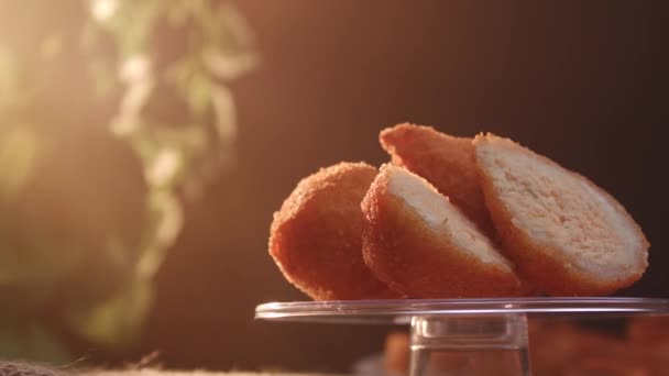 Ein Traditionelles Brasilianisches Essen Namens Coxinha Gefüllt Mit Hühnchen — Stockvideo