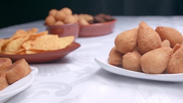 Ένα Παραδοσιακό Φαγητό Στη Βραζιλία Που Ονομάζεται Coxinha Γεμιστά Κοτόπουλο — Αρχείο Βίντεο