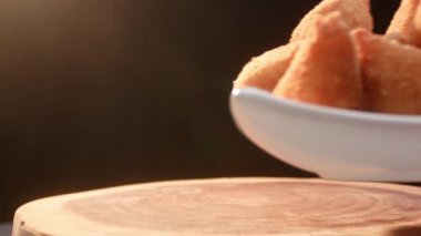 Brezilya 'da geleneksel bir yiyecek olan Coxinha. Tavukla doldurulmuş.