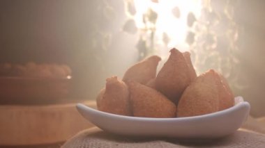 Brezilya 'da geleneksel bir yiyecek olan Coxinha. Tavukla doldurulmuş.