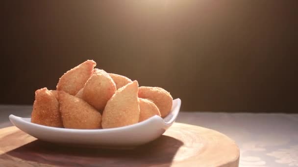 Ein Traditionelles Brasilianisches Essen Namens Coxinha Gefüllt Mit Hühnchen — Stockvideo