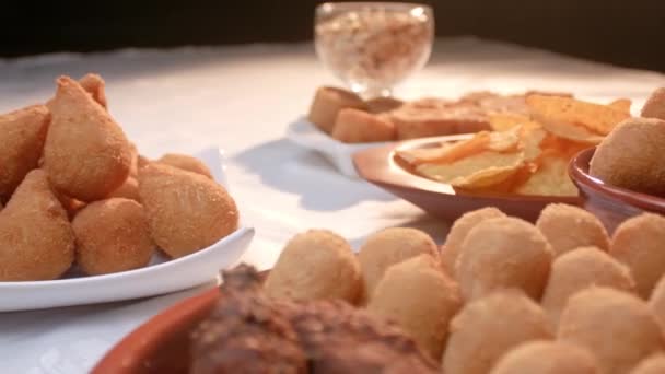 巴西的一种传统食物叫Coxinha 里面塞满了鸡肉 — 图库视频影像