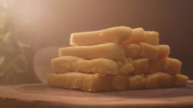 Kızarmış polenta, polenta çubukları, patates kızartması.