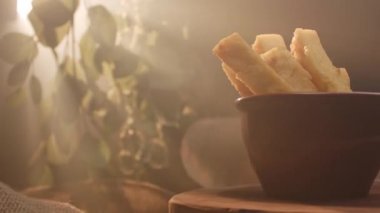 Kızarmış polenta, polenta çubukları, patates kızartması.