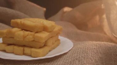 Kızarmış polenta, polenta çubukları, patates kızartması.