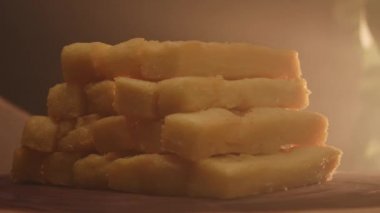 Kızarmış polenta, polenta çubukları, patates kızartması.
