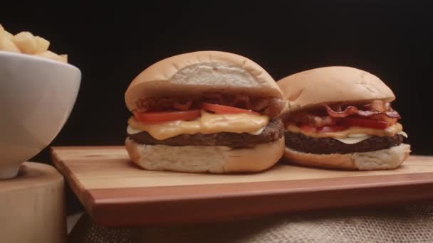 Burger Mit Tomaten Speck Käse Soße Und Pommes — Stockvideo