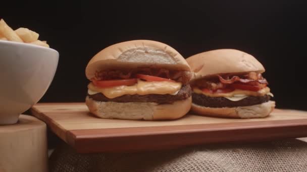 Burger Mit Tomaten Speck Käse Soße Und Pommes — Stockvideo