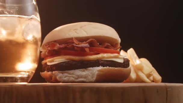 Hamburger Paradicsommal Szalonnával Sajttal Szósszal Szódával Sült Krumplival — Stock videók