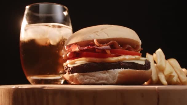 Гамбургер Помидорами Беконом Сыром Соусом Содовой Картошкой Фри — стоковое видео