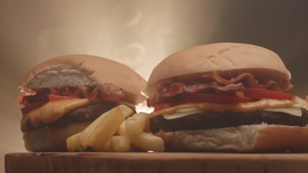 Burger Paradicsommal Szalonnával Sajttal Szósszal Sült Krumplival — Stock videók