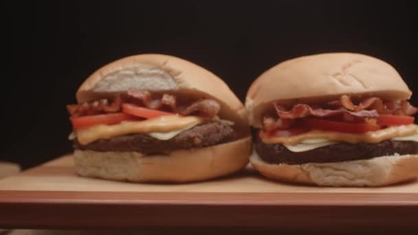 Burger Met Tomaat Spek Kaas Saus Friet — Stockvideo