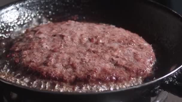 Burger Being Fried Skillet Too Much Oil — Stock Video