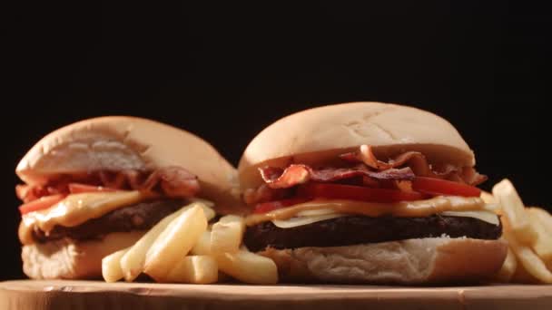 Hamburger Con Pomodoro Pancetta Formaggio Salsa Patatine Fritte — Video Stock