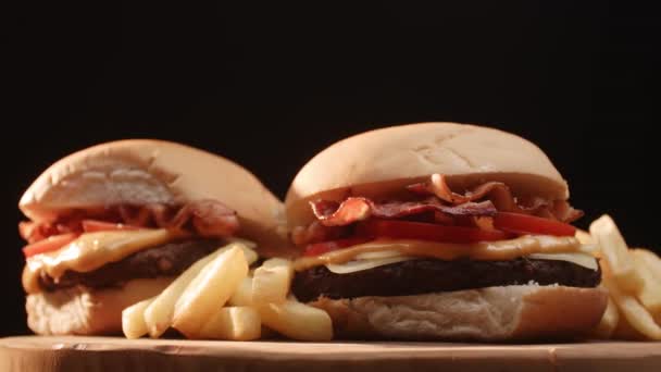 Hamburguesa Con Tomate Tocino Queso Salsa Papas Fritas — Vídeos de Stock