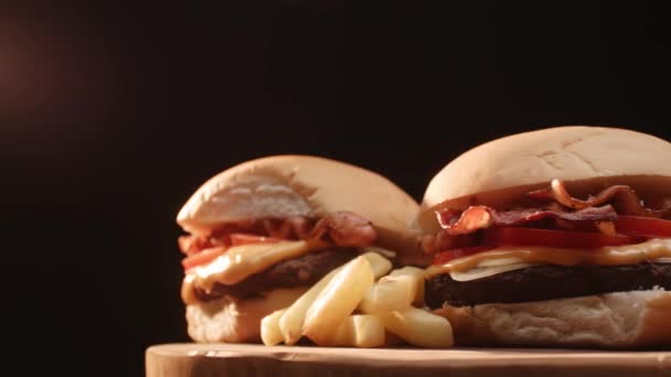 Hamburguesa Con Tomate Tocino Queso Salsa Papas Fritas — Vídeos de Stock