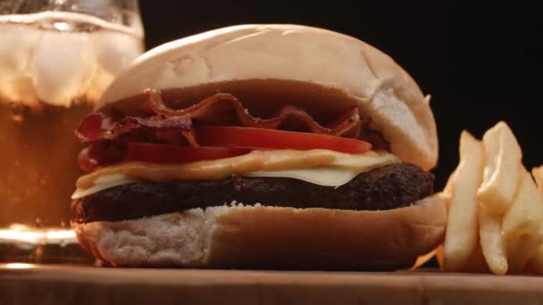 Hamburger Pomidorem Bekonem Serem Sosem Sodą Frytkami — Wideo stockowe