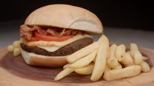 Burger Mit Tomaten Speck Käse Soße Und Pommes — Stockvideo