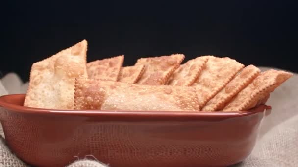 粘土容器中不同口味的油酥糕点 — 图库视频影像