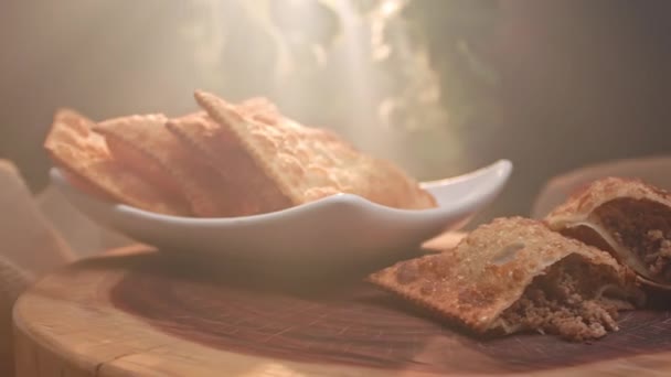 Pastelería Frita Plato Una Masa Carne Cortada Por Mitad Tablero — Vídeos de Stock