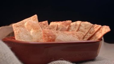 Çamur kabında farklı tatlarda kızartılmış hamur işi.