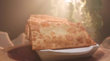 Farklı aromalı bir tabakta kızarmış hamur işi.